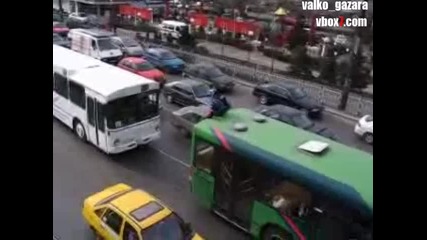 Скок от моста на Ндк върху автобус 