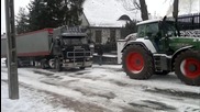 Трактор помага на аварирал камион по заледен наклон !