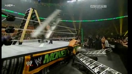 Поредица от удари със стълби за Big Show 