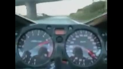 Полицаи срещу моторист