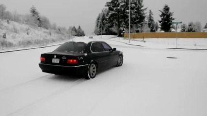 Много красиво Bmw 740il върти на сняг