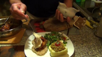 Пилешки бутчета, печени и поднесени със салата асорти - Рецепта от кухнята на "така готви Папа"