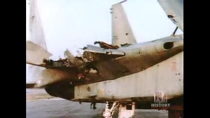 F - 15 самолет , лети с едно крило при инцидент!