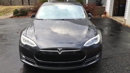 Кола модел Tesla изпълнява устна команда на човек