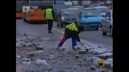 300 буркана с кисели краставички задръстиха Цариградско шосе | Господари на ефира 7/1/10 | 