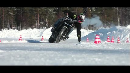Екстремно Motorcycle Snow Drifting от Jorian Ponomareff