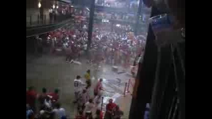 Торнадо Се Развива На Стадион.