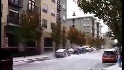 Падане на лед от покрив, върху кола