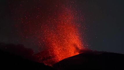 Облак вулканична пепел от Етна затвори временно летището в Катания