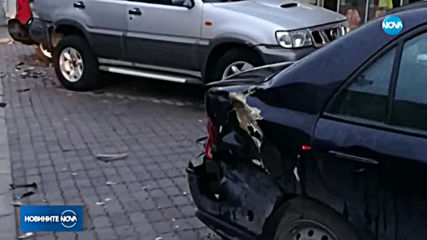 Кола удари автобус, пълен с деца