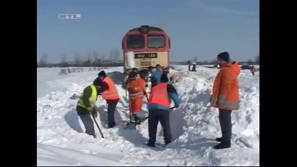 Спасяване на закъсал в снега пътнически влак