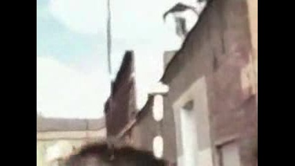 Скачане от къща върху двуетажен автобус