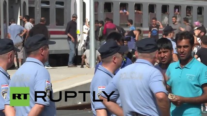 Croatia: Scenes of chaos as hundreds of refugees board westward-bound trains