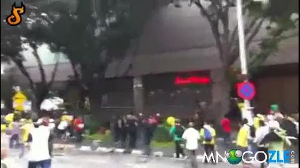 Полицай се врязва в тълпата