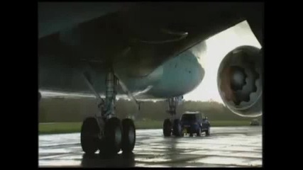 Vw Touareg дърпа Boeing 747 