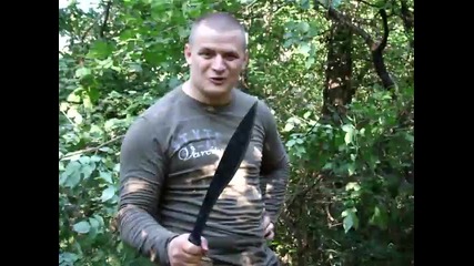 Румънец сече дърво с кукри