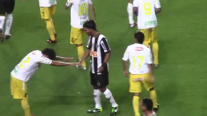 Какъв жест! Противников футболист се преклони пред Роналдиньо! (hq)