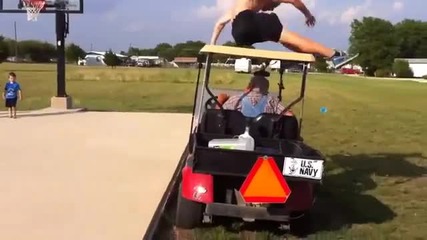 Мъж играе на прескочи голф количка