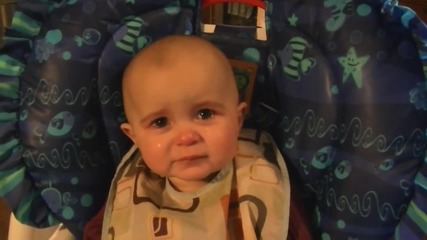 10-месечно бебе плаче, докато слуша майка си да пее!