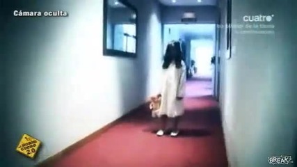 Зловещо момиченце в хотела - Супер яка шега