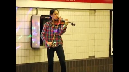 Млада Цигуларка свири прекрасно на спирка на метрото