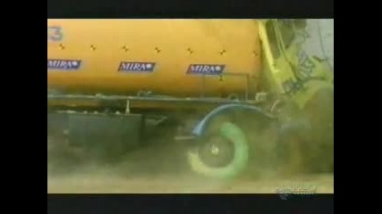 Камион се удря в бетонна колона
