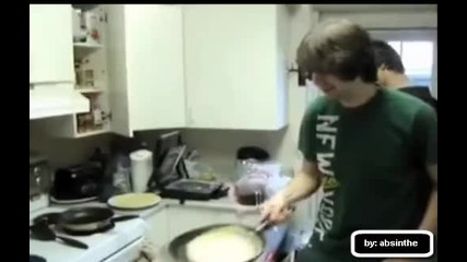 Голям смях: Как се правят палачинки!