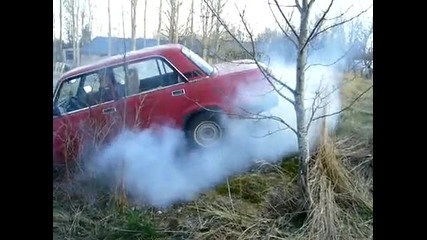 направо се запалиха гумите на тая лада