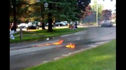 Кола запалва пътя след нечовешко въртене на гуми 