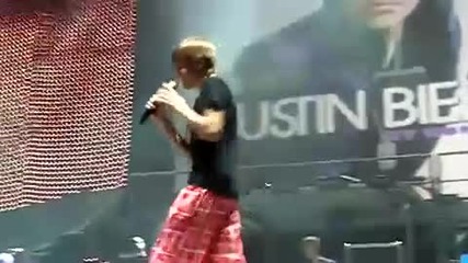 Justin Bieber singing Dan Kanter at soundcheck 