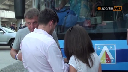 Обсада за автографи и снимки на Левски