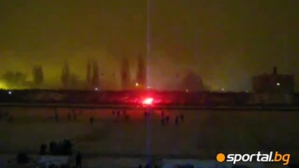 Фенове осветиха терена в червено след спиране на осветлението 