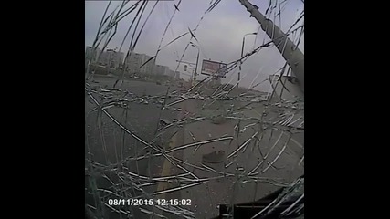 Автобус се размазва в уличен стълб!
