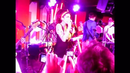 Премиера - Amy Winehouse - Valerie Live 2010 