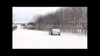 Нисан Терано паркира с финес