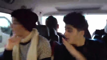 Ето това правят One Direction в колата по време на пътуване