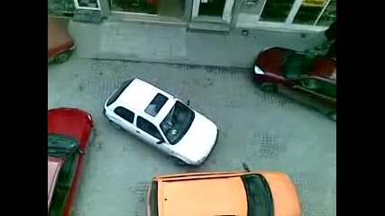Две жени и един мъж се срещат зад воланите на три коли! маневри