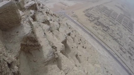 Младеж изкачи Голямата пирамида в Гиза незаконно