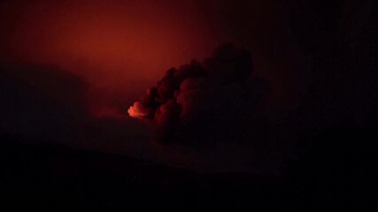 Нощно зрелище: Етна изригна стълб лава, повишиха нивото на опасност (ВИДЕО)