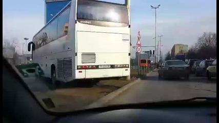 Ей така се преминава през бордюра пред Плиска посока Пловдив