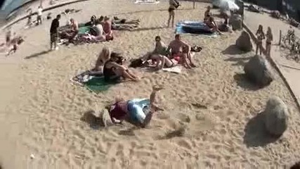 Гъзар се пребива пред момичета 