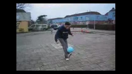 Улични трикове с футболна топка