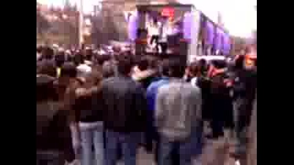 2 мацки танцуват на street parada.3gp