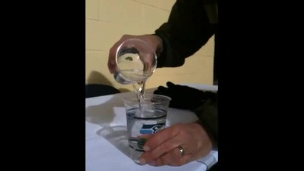 Интересен трик с чашки и вода 