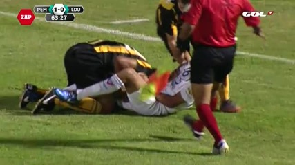 Футболист се опита да откъсне пениса на противников играч 
