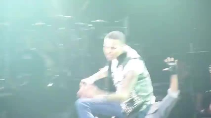 Крис Браун изпълнява песента Yeah ( Fame Tour 2011 )