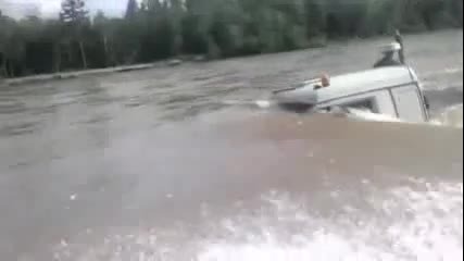 Само в Русия. Камион кара в река
