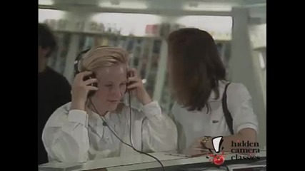 Смях ! Странни звуци излизат от слушалките ! Скрита камера !