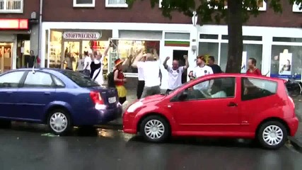 пияни германски футболни фенове надъхват жена да паркира