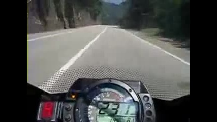 Луд на мотоциклет.300 км час по планински път.